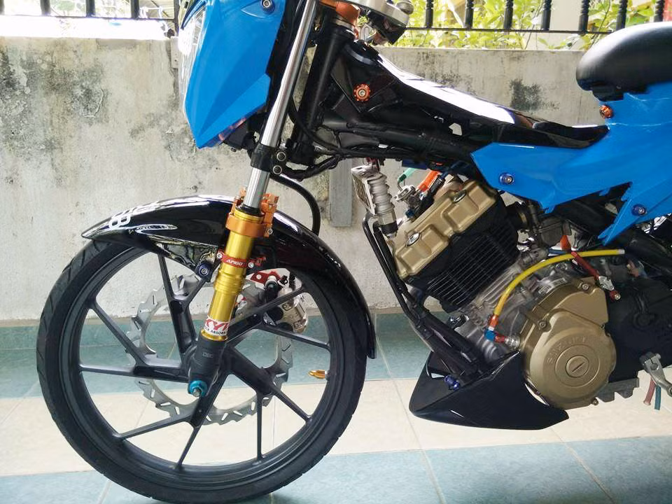 Vỏ phuộc đồ chơi màu vàng nhấn nhá cho xe. Phiên bản độ của chiếc Raider này nhận được nhiều lời khen ngợi của dân chơi Việt. Nguồn ảnh: Suzuki Belang.