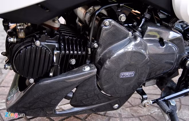 Động cơ vẫn được giữ nguyên bản nhưng được lắp thêm ốp bảo vệ bằng sợi carbon. Theo chia sẻ của chủ nhân, ý tưởng ban đầu là độ động cơ lên 180cc, nhưng sau đó anh nghĩ lại vì xe kiểng nếu đã độ công suất thì phải liên tục bảo trì nên thôi.