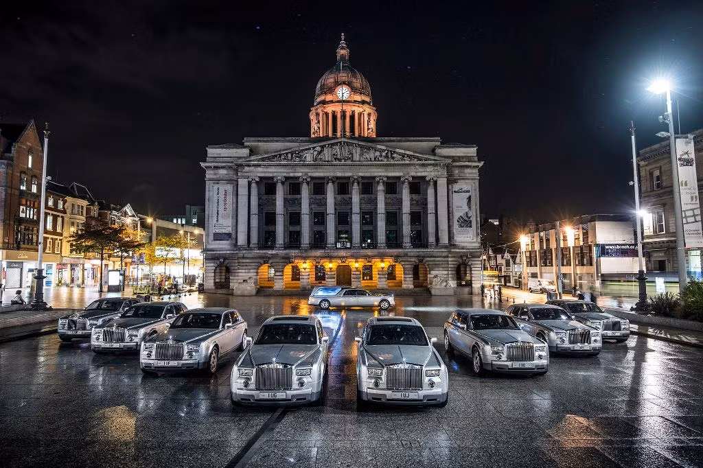 Mới đây công ty chuyên cung cấp dịch vụ mai táng A W Lymn - The Family Funeral Service vừa công bố dịch vụ xe tang bằng Rolls-Royce Phantom.