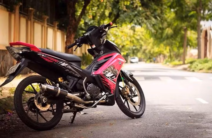 Phiên bản Exciter hồng đầy nghệ thuật.