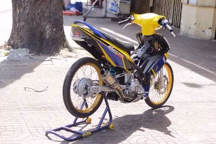 Exciter độ ghi đông cụp cá tính.