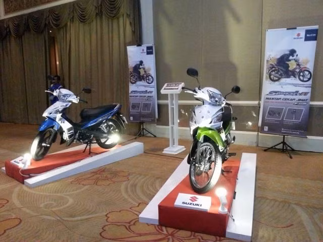 Suzuki Smash Fi đời 2015 vừa ra mắt tại Malaysia. So với Viva 115 FI đang bán tại Việt Nam, mẫu xe này có nhiều màu sơn nổi bật. Ảnh: Suzuki.