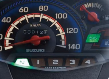 Bảng điều khiển trung tâm nhiều cải tiến, đồng hồ tốc độ rõ ràng, các đèn báo số và lượng xăng khá lớn. Ảnh: Suzuki.