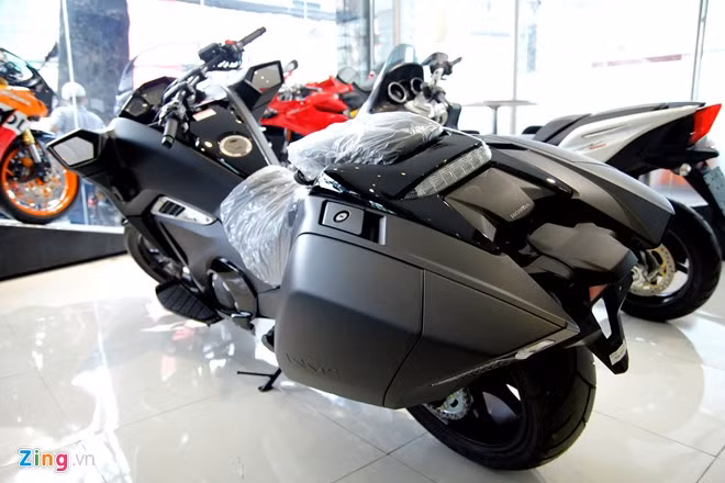 Cung cấp sức mạnh cho xe là khối động cơ 4 thì 745 phân khối, làm mát bằng dung dịch, SOHC, ly hợp kép, công, tích hợp hệ thống phun xăng điện tử, công suất 54 mã lực tại 6.250 vòng/phút và mô-men xoắn cực đại 68 Nm tại 4.750 vòng/phút. Sức mạnh được truyền tải tới bánh sau qua bộ hộp số tự động ly hợp kép cực kỳ hiện đại.