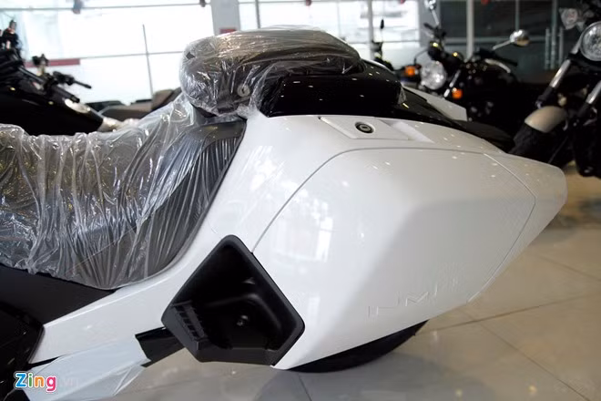 Cốp đựng đồ phía sau ngoài việc tăng tính tiện dụng cho những chuyến đi còn giúp mẫu xe này thêm tính thẩm mỹ. Thiết kế trên NM4-01 từng bị chê là thiếu sự cân đối khi đầu quá to, trong khi phần đuôi lại thuôn gọn.