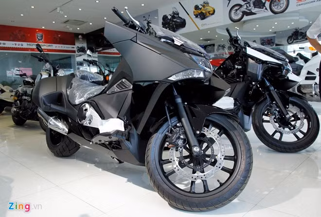 Giá NM4-02 tại thị trường Mỹ khoảng 11.000 USD. Thông thường, một chiếc xe nhập khẩu về Việt Nam sau khi tính tất cả các loại thuế thường có giá gấp đôi.