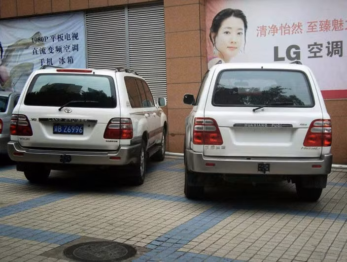 Ở đuôi xe, dòng chữ VX-R của hàng xịn được thay bằng VX100.