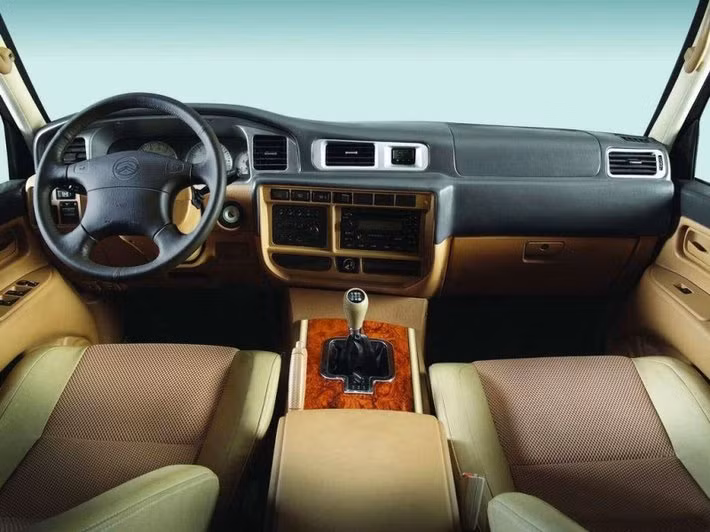 Fuqi 6500 Land King được trang bị động cơ xăng 3.0 lít V6 VG30E hoặc động cơ dầu 2.8 lít.