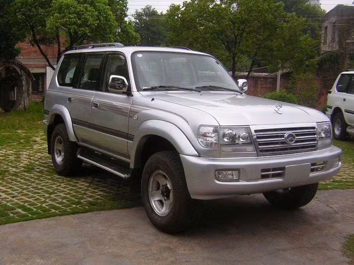Land Cruiser là mẫu SUV nổi tiếng của hãng xe Toyota nhưng đã được nhà sản xuất Huaxiang của Trung Quốc để mắt tới và lấy làm thiết kế cho mẫu xe Fuqi 6500 Land King của mình.
