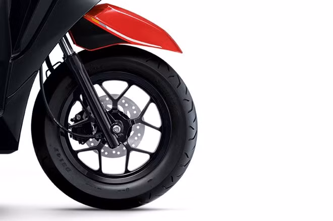 Lốp trước không săm kích thước 100/90-12, đi cùng bộ vành đúc 5 chấu đôi. Trang bị an toàn phía trước là hệ thống phanh đĩa thủy lực, tích hợp chức năng phanh kết hợp Combi Brake.