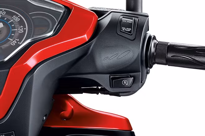 Nút bấm bên tay phải, không có công tắc mở đèn pha.