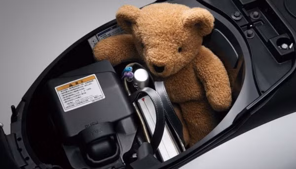 Cốp xe khá rộng có thể để vừa một chiếc mũ bảo hiểm hoặc các đồ vật khác. Cốp cũng được sử dụng để đựng pin dự phòng.