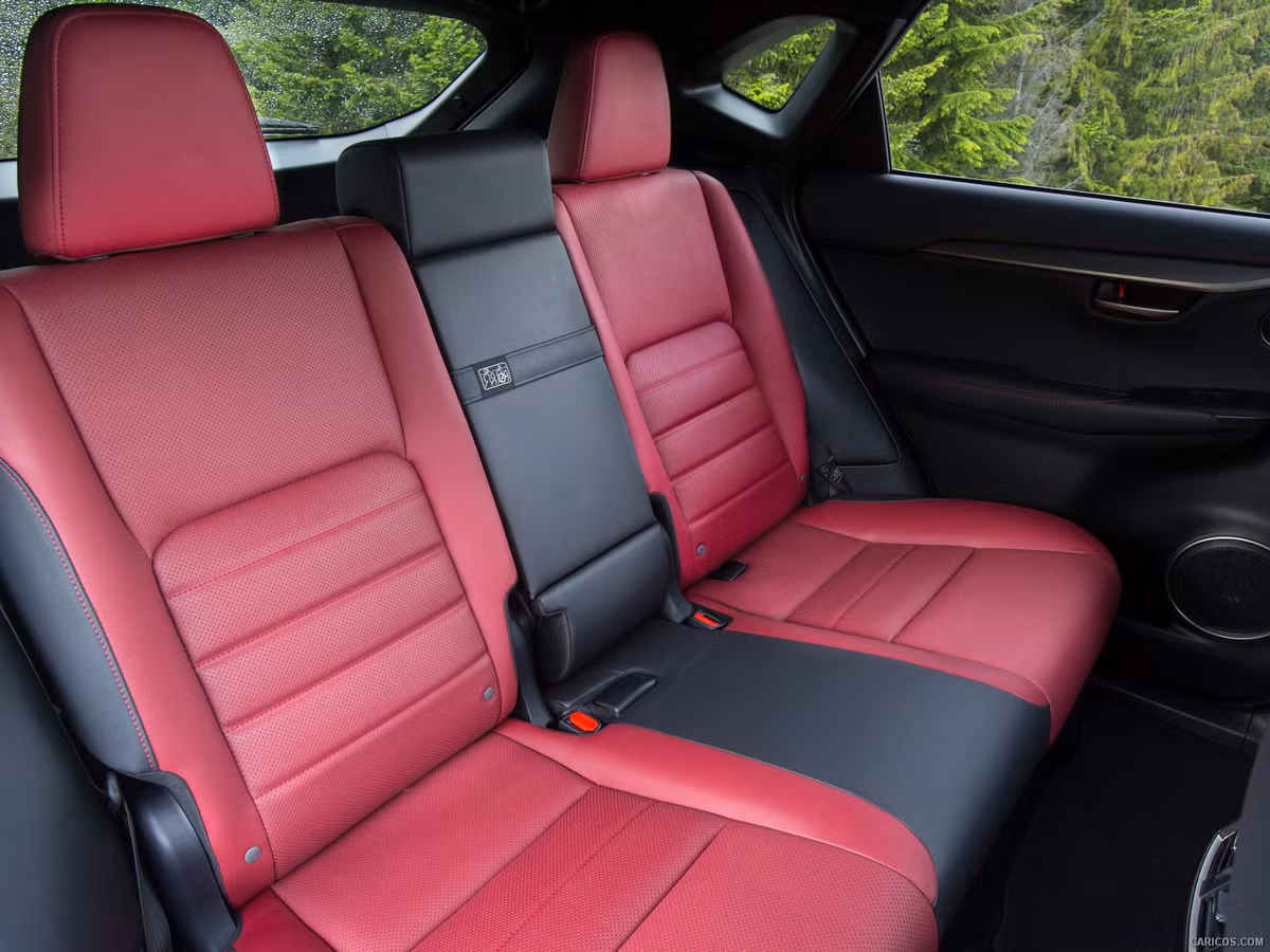 Nội thất Lexus NX200t được thiết kế theo phong cách trẻ trung thể thao hướng đến những khách hàng trẻ tuổi. Xe được trang bị ghế da có thiết kế thể thao, bảng tablo bọc da nổi bật với các đường chỉ may liên mạch.