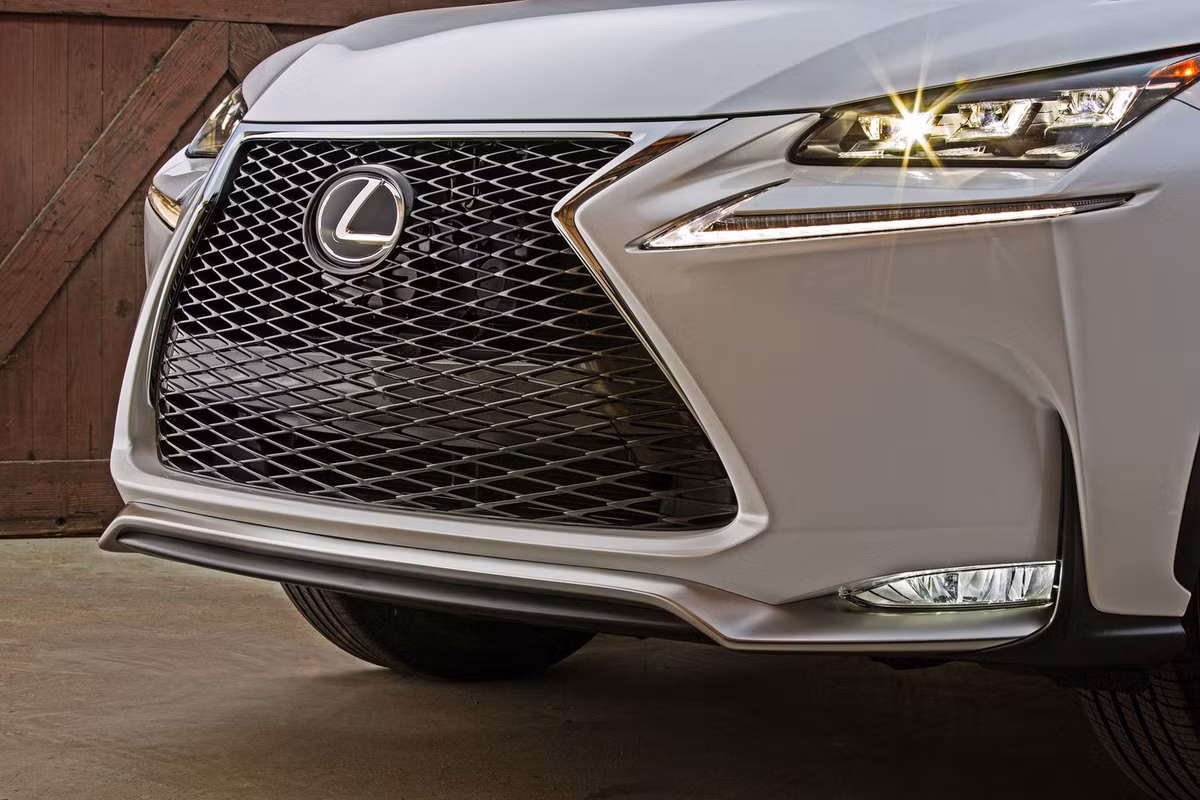 Cản trước và cản sau xe cùng các chi tiết dập nổi thân xe giúp tăng tính hầm hố cho mẫu xe này.