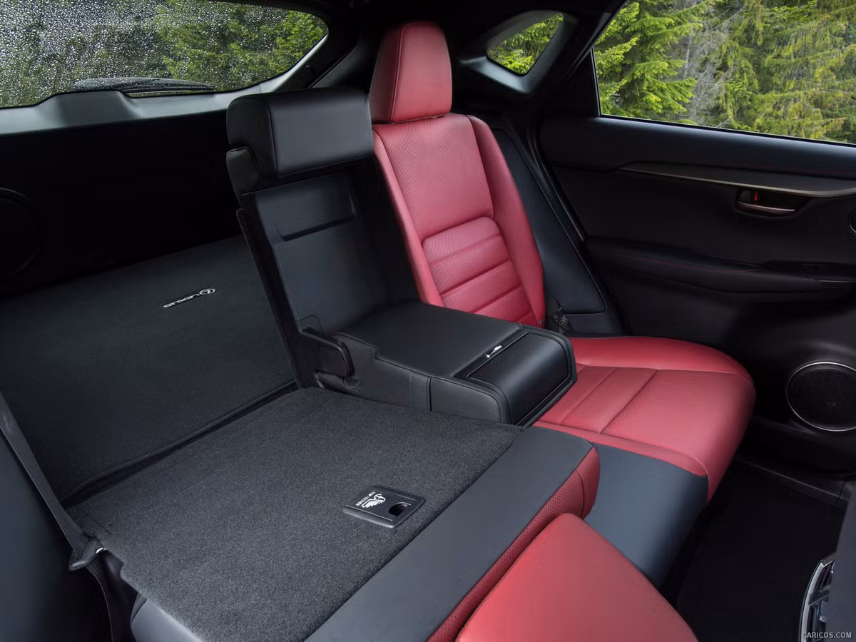 Vô-lăng 3 chấu tích hợp các phím bấm điều khiển và lẫy chuyển số thể thao. Xe được trang bị màn hình trung tâm, đồng hồ analog sang trọng, hệ thống điều hòa tự đông... Mức giá dự kiến dành cho Lexus NX200t tại Việt Nam vào khoảng 2,28 tỷ đồng. Xe sẽ chính thức được giới thiệu đến người tiêu dùng vào khoảng tháng 4/2015.