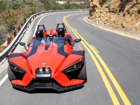 Mặt trước thiết kế như siêu xe với 2 bánh dẫn động, dẫn hướng.