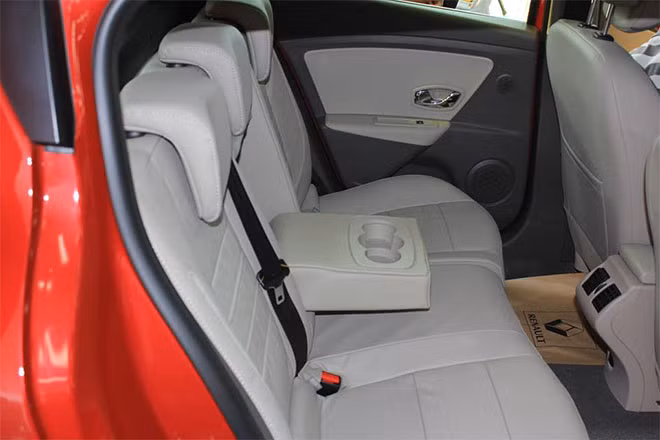 So với các đối thủ, Megane RS được định giá ngang ngửa Peugeot 208 và cao hơn Ford Focus.