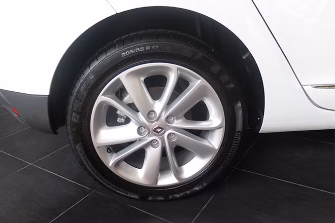 ... hỗ trợ phanh khẩn cấp (BA), hệ thống cân bằng điện từ (ESP), cảm biến lùi, kiểm soát lực kéo (TCS), thiết bị an toàn bảo vệ trẻ em ISOFIX.