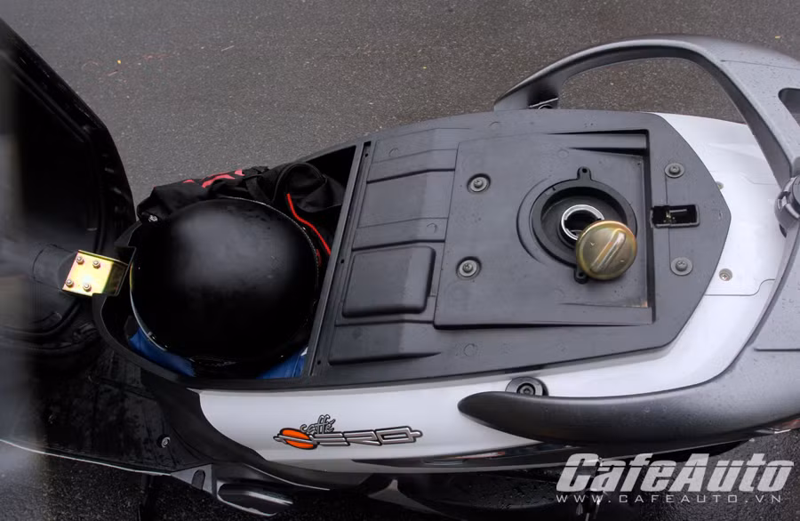 Cốp xe khá nhỏ chỉ chứa được một chiếc mũ bảo hiểm và các vật dụng nhỏ khác nhưng bình xăng lại lớn.