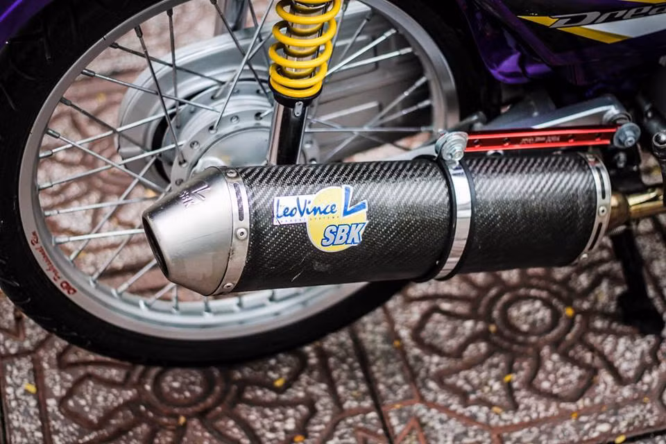 Cây pô SBK tương xứng với nội công của trái 62. Dàn chân với bánh căm niềng DID cực chất. Phuộc Nice màu vàng quen thuộc. Nguồn ảnh: Facebook Bi ĐôLa.