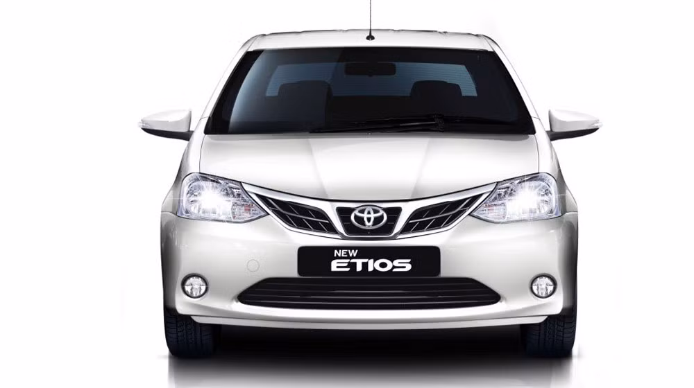 Etios sedan phiên bản cải tiến cũng được thiết kế lưới tản nhiệt mới, trang bị túi khí bên tiêu chuẩn cho tất cả hàng ghế.