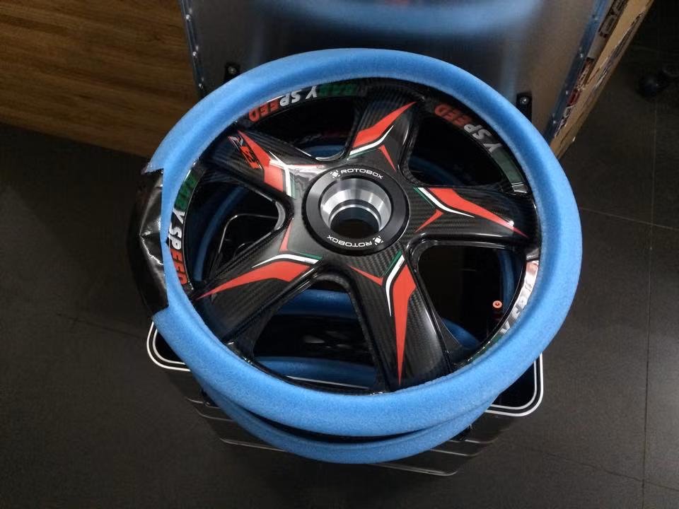 Một đại lý phụ kiện dành cho xe phân khối lớn tại Việt Nam vừa nhập và phân phối độc quyền cặp mâm RotoBox carbon siêu nhẹ. RotoBox là thương hiệu mâm xe số 1 thế giới với chất lượng mâm cực bền và tính an toàn rất cao.