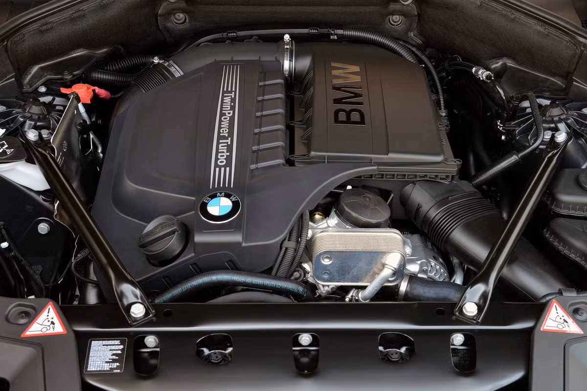 BMW 520i được trang bị động cơ 4 xi-lanh, công nghệ Twin Turbo giúp xe vận hành tối ưu và tiết kiệm nhiên liệu.