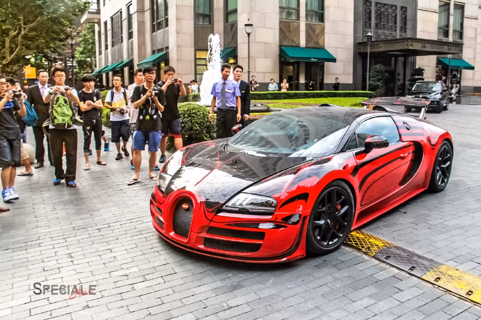 Bugatti Veyron L'Or Blanc bản độc trên đường phố Thượng Hải. Siêu xe này có giá ngót nghét 8 triệu USD.