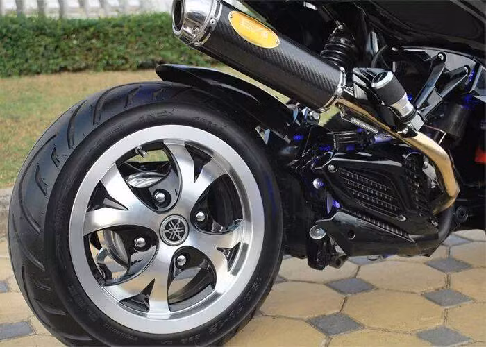 Cây pô được chế cổ để vắt lên khiến xe càng trở nên hầm hố.