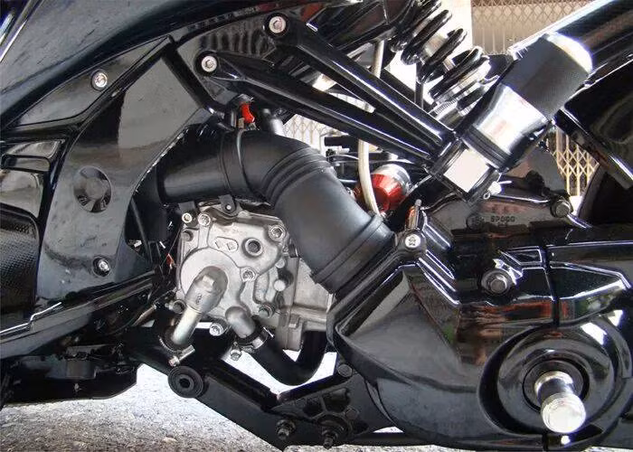 Cục máy được kéo dài ra sau, chi tiết độ rất ít gặp ở Việt Nam.