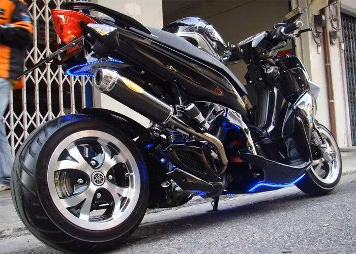 Những đường LED được trang trí dưới gầm cho xe nổi bật trong đêm. Thân sau cắt bỏ dè cho xe phong cách đậm chất thể thao.