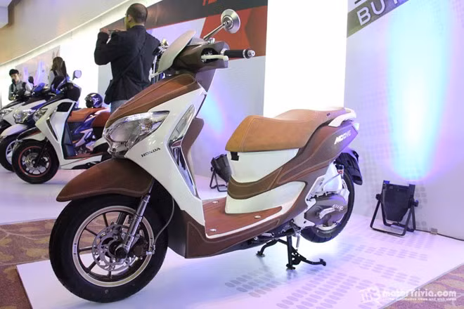 Honda Moove cũng được trang bị nhiều tính năng, công nghệ tiên tiến nhất của hãng xe Nhật ở thời điểm hiện tại. Trên hình là một mẫu Moove đã được độ lại.