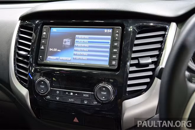 Những tính năng an toàn tiêu chuẩn có trên Triton 2015 gồm hệ thống chống bó cứng phanh ABS, phân bổ lực phanh EBD, hệ thống chống trộm, camera lùi…