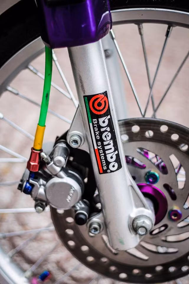 Phuộc trước của xe sử dụng phuộc của Honda Wave S 110, đi cùng với đó là đùm Trusty cũng cùng tông màu tím.