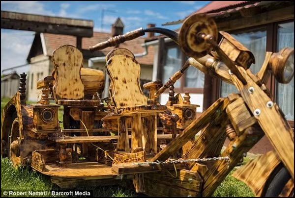 Chiếc xe này có 3 chỗ ngồi, dùng tới 36 mảnh ghép lại với nhau. Công việc chế tạo chiếc xe kết thúc vào tháng 1/2014.