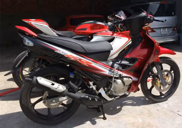 Ya Z125 khi còn khoác lớp áo nguyên bản, bên cạnh là chiếc siêu xe Panigale 1199.