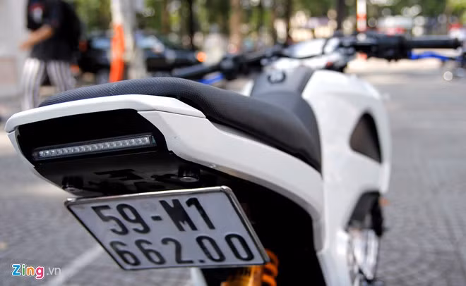 Đèn hậu là một dải LED mỏng, đồng bộ với đèn pha phía trước.