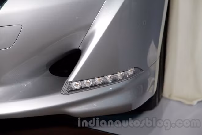 Nội thất xe hiện đại với màn hình hiển thị TFT 13 inch, có cảm ứng.