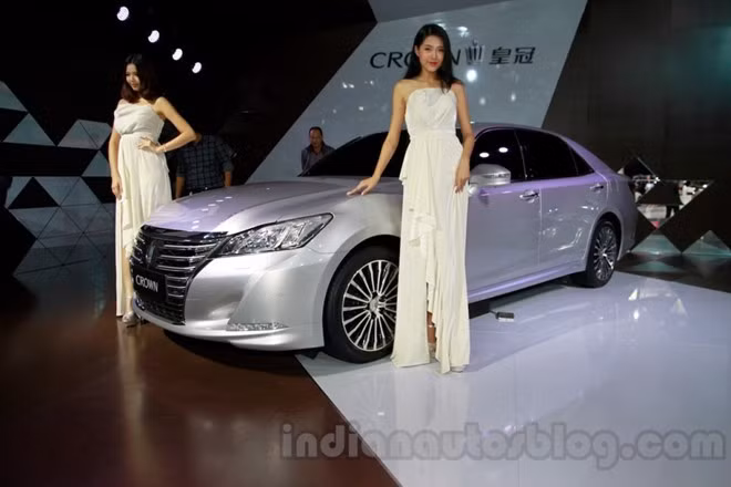 Mẫu sedan hàng đầu của Toyota được chắp bút bởi những nhà thiết kế chuyên nghiệp về các lĩnh vực trang sức, kiến trúc và hàng không.