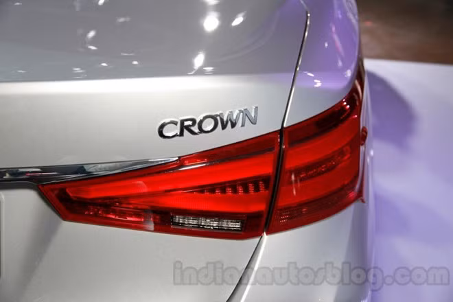 Crown 2015 gồm có 2 phiên bản động cơ 2,5 lít hút khí tự nhiên và động cơ tăng áp 2,0 lít. Hiện tại thông số chi tiết của xe chưa được tiết lộ. Tuy nhiên, Toyota cho biết Crown 2015 được trang bị nhiều tính năng an toàn như hệ thống phát hiện nguy cơ tai nạn PCS, phát hiện điểm mù BSM…