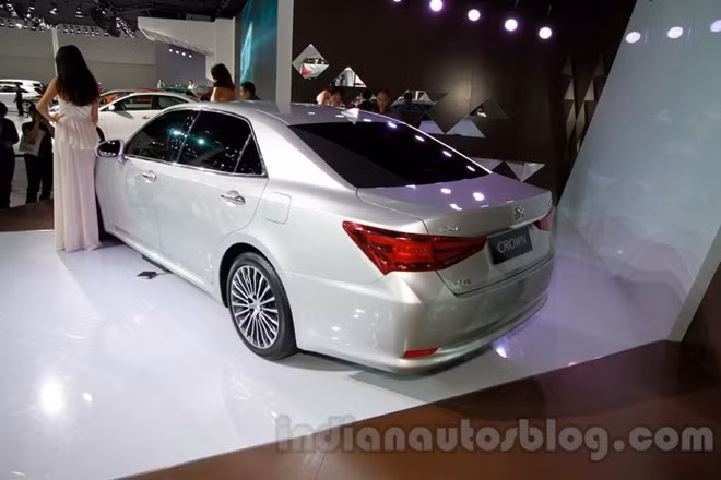 Toàn bộ nội thất được bọc da cao cấp. Theo đại diện của Toyota, Crown mới được thiết kế lại kết hợp giữa các giá trị truyền thống và những công nghệ mới.