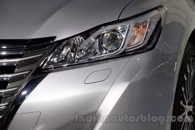 Ở phiên bản mới, Crown được trang bị lưới tản nhiệt lớn, đèn pha LED, đèn hậu LED.