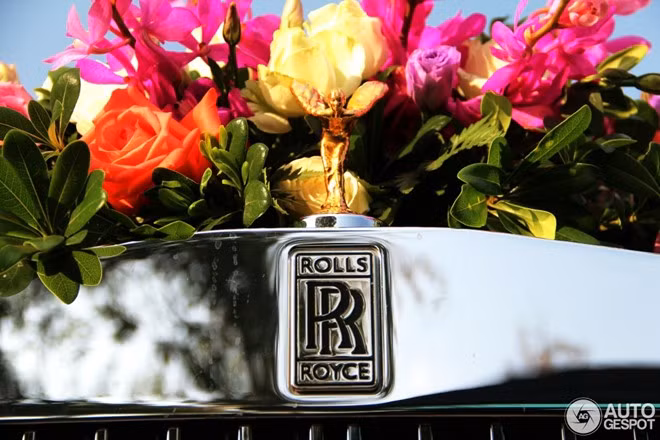 Biểu tượng Spirit of Ecstasy được mạ vàng.