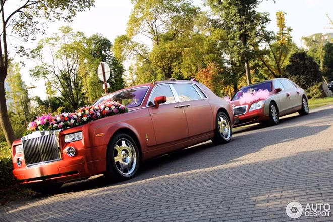 Ngày 23/10, trên trang báo chuyên về siêu xe của Hà Lan Autogespot đã đăng tải hình ảnh cặp đôi xe siêu sang được dùng làm xe hoa.