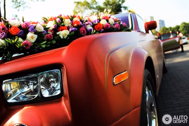 Đặc biệt, hoa dùng trang trí trên xe là loại hoa thật với nhiều màu sắc khác nhau.