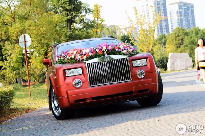 Cả hai chiếc xe đều được sơn màu đỏ đậm mờ khá mạnh mẽ.