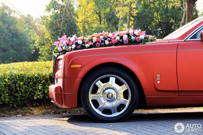 Rolls-Royce Phantom là mẫu xe siêu sang được chế tạo tại Vương quốc Anh bởi Rolls-Royce Motor Cars, một công ty con của BMW.