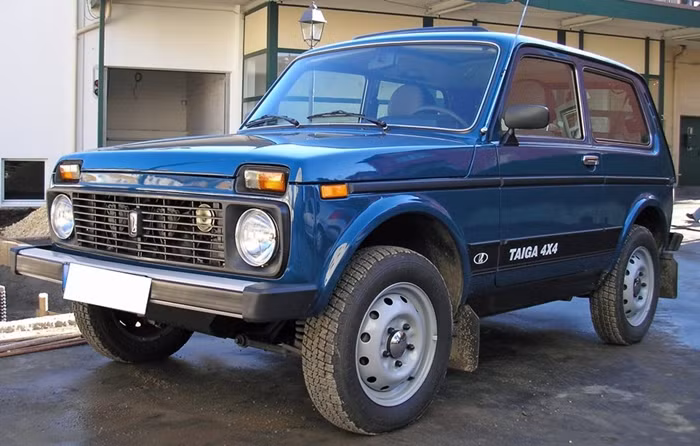 Xe Lada cũng có dòng SUV, chiếc Lada Niva. Mẫu xe được giới thiệu năm 1977 và vẫn được bán đến ngày nay với doanh số khiêm tốn. Niva trang bị 2 cầu, động cơ khỏe nhưng trang bị nội thất đơn điệu.