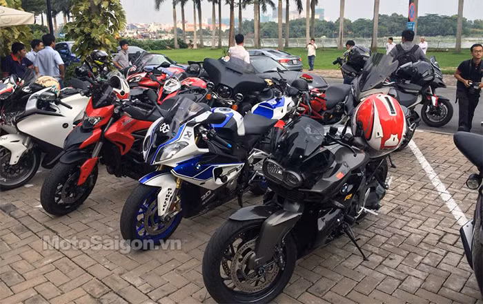 Trong ảnh là BMW 1300cc, BMW S1000RR HP4 và Ducati HyperStrada.