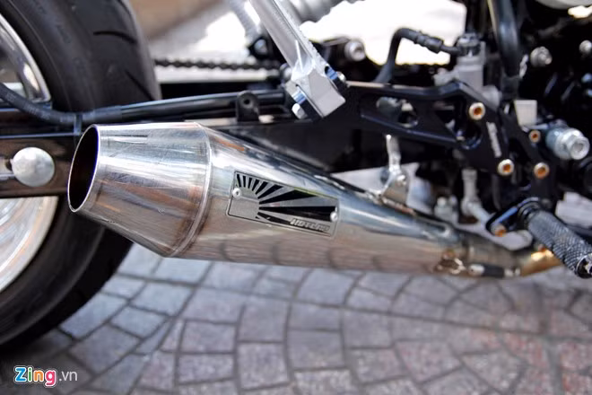 Xe được lắp ống xả Boso-Ichibanboshi dành cho MSX. Đây là một hệ thống ống xả chế tạo thủ công tại Nhật. Điểm đặc trưng là âm thanh phát ra từ sâu trong họng pô, tạo hiệu ứng âm thanh mạnh mẽ, đồng thời tăng công suất cho động cơ.